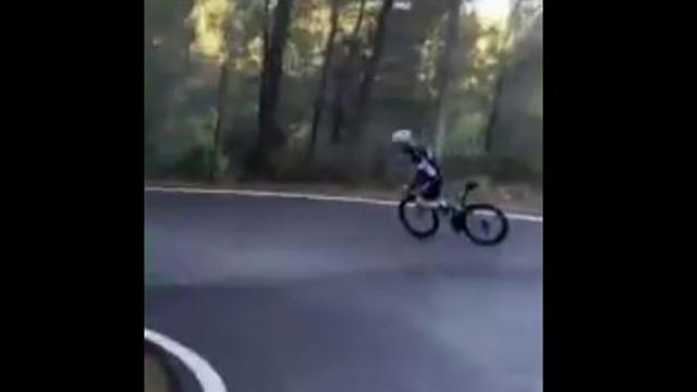 El prodigioso y muy temerario descenso de un compañero de Peter Sagan El prodigioso y muy temerario descenso de un compañero de Peter Sagan
