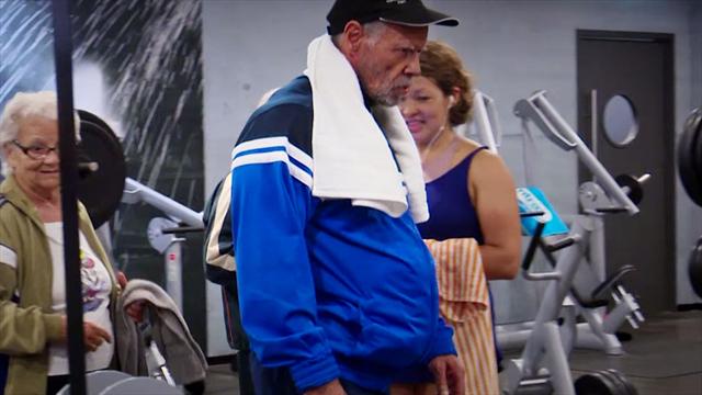 Sorpresa en el gimnasio: Nunca te fíes de un abuelo con barriga Sorpresa en el gimnasio: Nunca te fíes de un abuelo con barriga