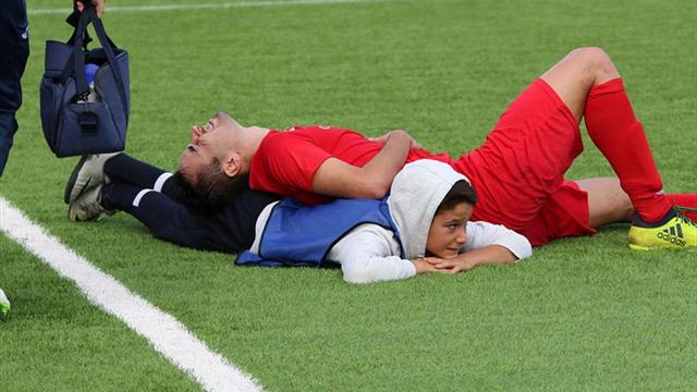 En pleno partido, niño salva la vida de un futbolista En pleno partido, niño salva la vida de un futbolista