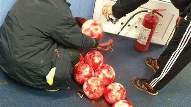 Боснийский клуб вручную выкрасил мячи в красный цвет, чтобы избежать переноса матча
