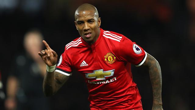 Young prolonge avec Manchester United