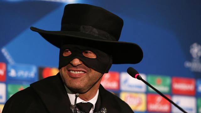 Fonseca si traveste da Zorro in conferenza: Shakhtar agli ottavi, promessa mantenuta Fonseca si traveste da Zorro in conferenza: Shakhtar agli ottavi, promessa mantenuta