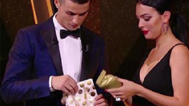 Pour son cinquième Ballon d’or, CR7 a reçu un cadeau très spécial