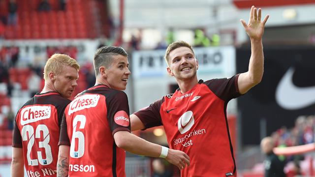 Gjør helomvending og blir i klubben