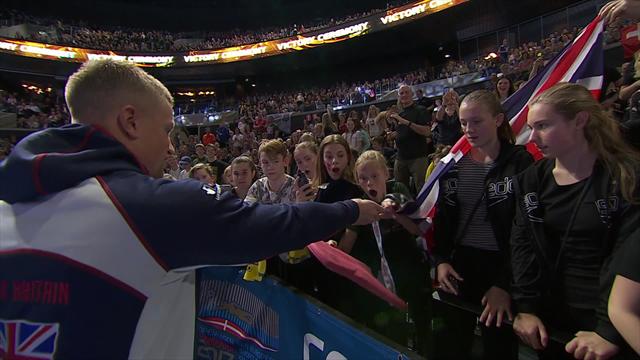 Instant mignoncité : Peaty donne sa médaille à une fan hallucinée dans le public Instant mignoncité : Peaty donne sa médaille à une fan hallucinée dans le public