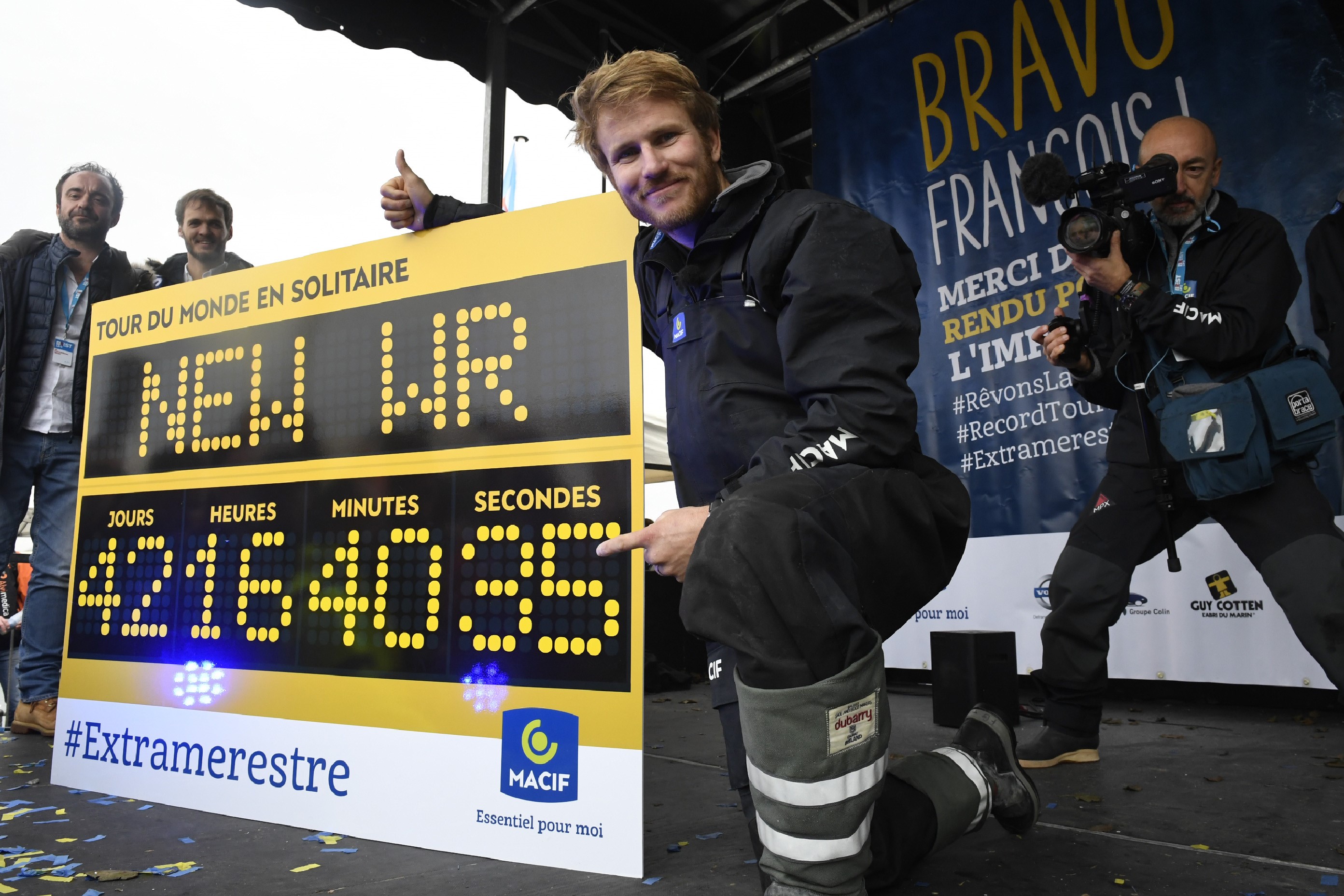 Francois Gabart à ol'arrivée de son tour du monde en solitaire le 17 décembre 2017 à Brest