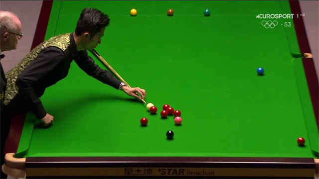 Ma è snooker, shanghai o Subbuteo? Cao Yupeng accosta con la stecca appoggiata sul tavolo Ma è snooker, shanghai o Subbuteo? Cao Yupeng accosta con la stecca appoggiata sul tavolo