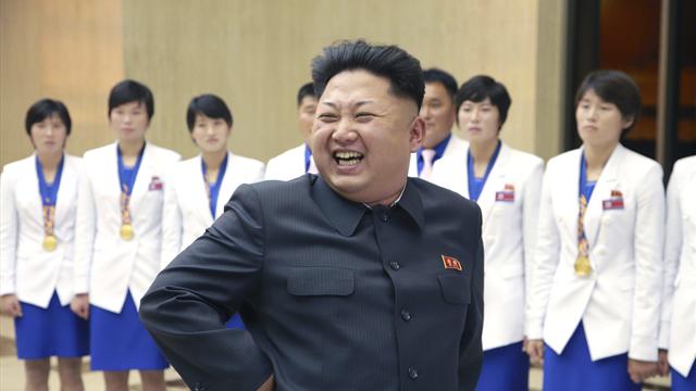 El líder Kim Jong-un recibe a la orquesta norcoreana que actuó en el Sur durante los Juegos
