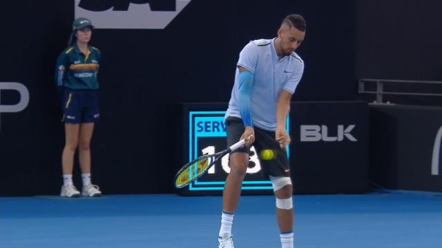 Déconcentré, Kyrgios se prend une balle perdue dans les bijoux de famille