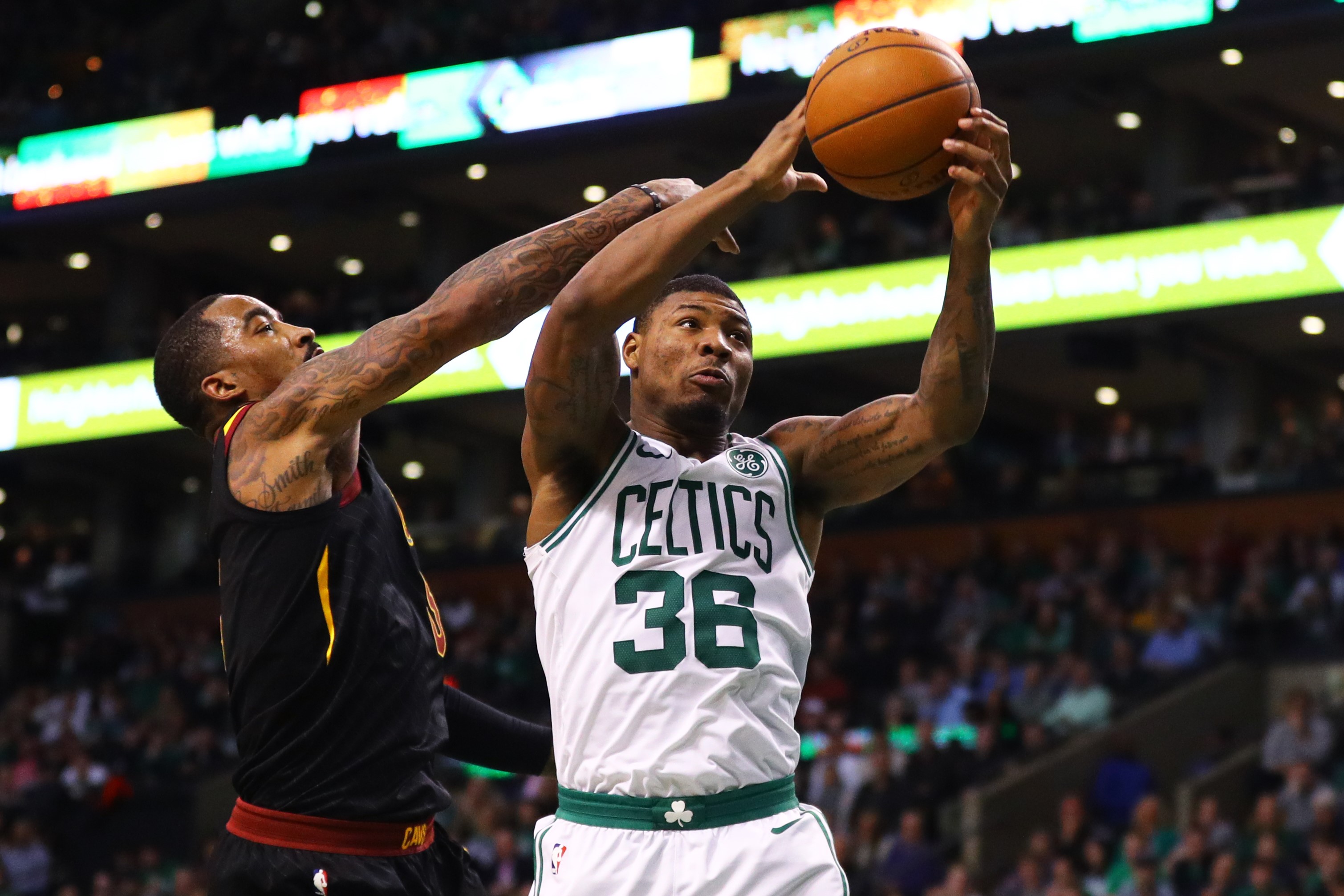 JR Smith et Marcus Smart lors de Boston - Cleveland en NBA le 3 janvier 2018