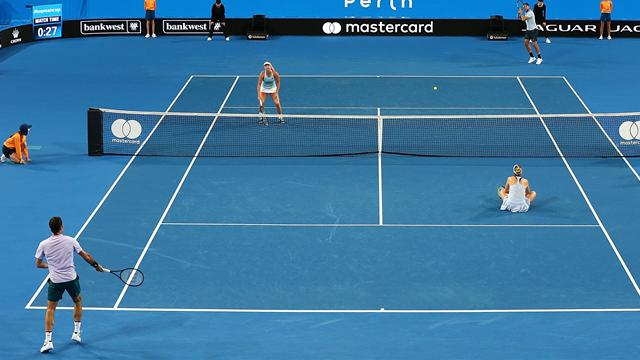 Du double mixte au simple messieurs : Federer et Sock ont fini seuls… et avec trois tweeners !