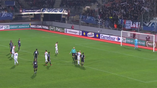 Il n’y avait pas penalty mais Robic en a profité pour égaliser à 1-1 face à l’OL