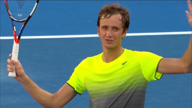 Passing, lob, smash, Medvedev a fait craquer Fognini : revivez sa victoire en vidéo