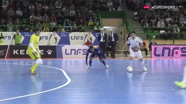 LNFS, Naturpellet Segovia-Barcelona: Robo de Sergio, regate en una baldosa y gol de Alvarito (3-7) LNFS, Naturpellet Segovia-Barcelona: Robo de Sergio, regate en una baldosa y gol de Alvarito (3-7)