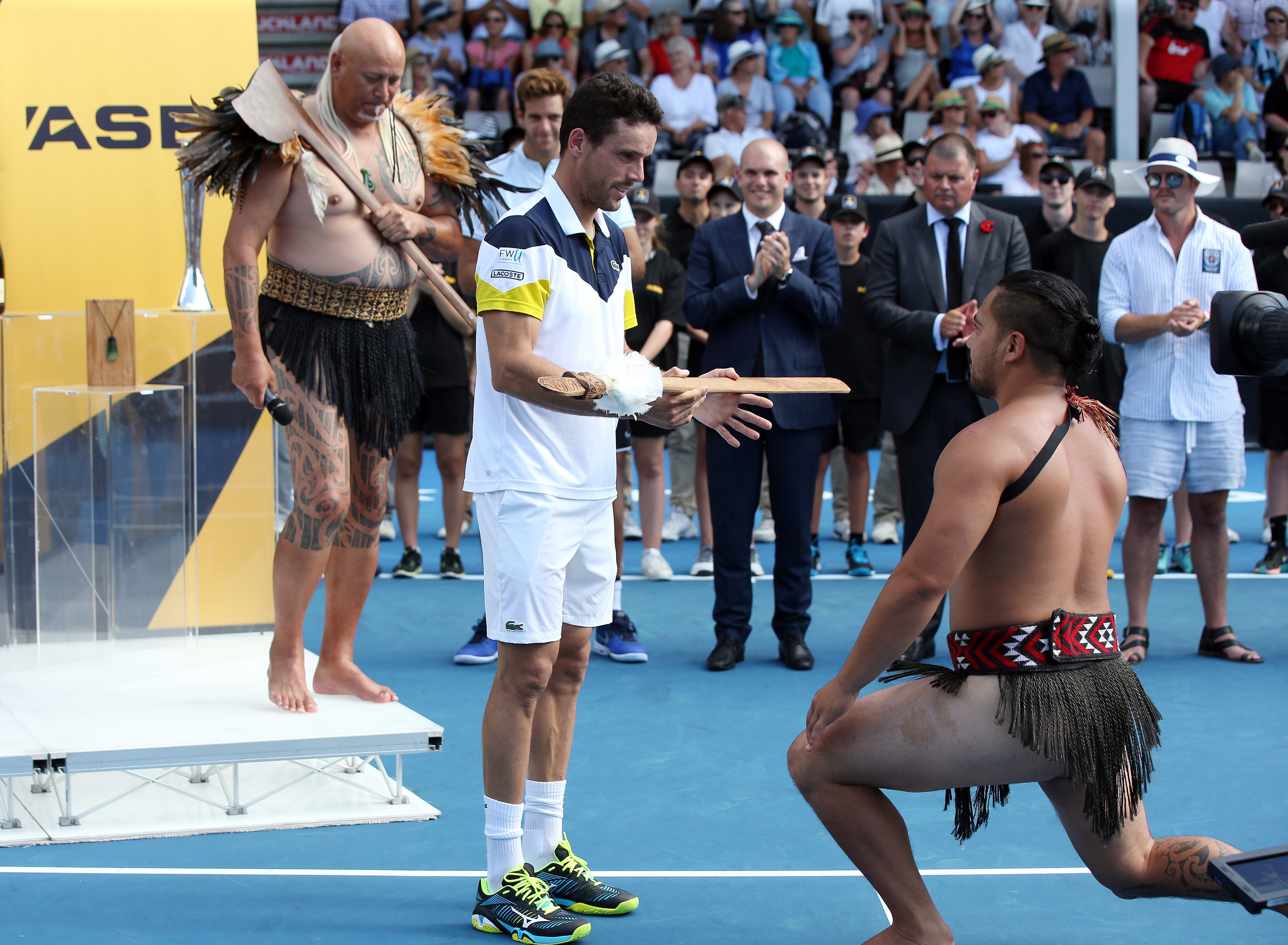 Roberto Bautista Agut reçoit une lance d'un Maori après son titre à Auckland en 2018