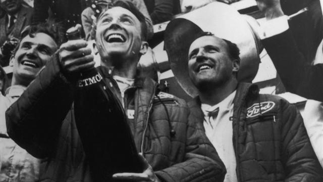 Comment Dan Gurney a lancé la tradition du champagne sur le podium Comment Dan Gurney a lancé la tradition du champagne sur le podium
