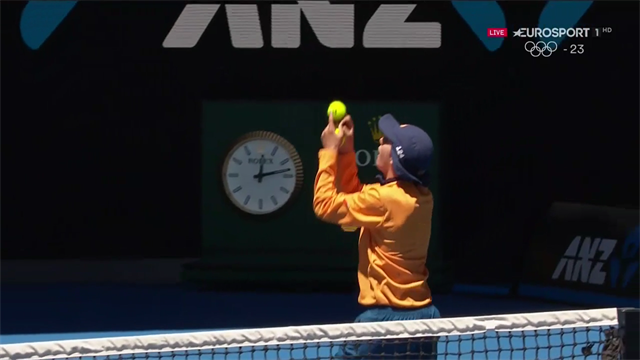 Open Australia 2018: El recogepelotas más 'patoso' protagoniza la anécdota divertida de la jornada Open Australia 2018: El recogepelotas más 'patoso' protagoniza la anécdota divertida de la jornada