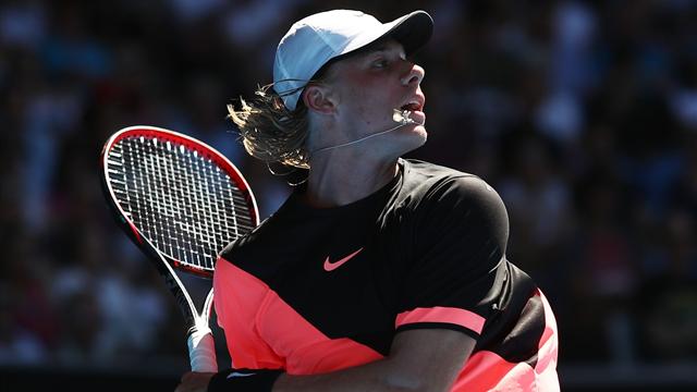 Shapovalov s'est pris pour Nadal avec ce passing de coup droit Shapovalov s'est pris pour Nadal avec ce passing de coup droit