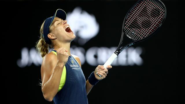 Australian Open: Roger Federer breezes into fourth round with straight-sets win