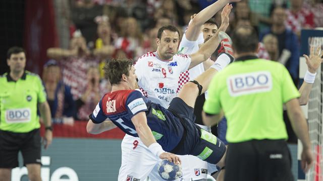 Håndballgutta avhengig av hjelp for å ta seg videre i EM etter smell mot vertsnasjonen