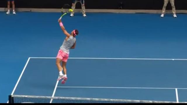Dos au filet, Nadal a claqué un smash de revers qui a cloué Schwartzman sur place Dos au filet, Nadal a claqué un smash de revers qui a cloué Schwartzman sur place