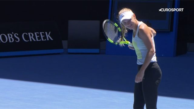 Caroline Wozniacki tradita dalla treccia: le scene più divertenti degli Australian Open Caroline Wozniacki tradita dalla treccia: le scene più divertenti degli Australian Open