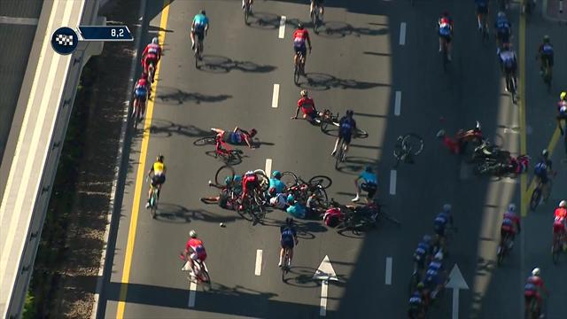 Autsch! Massensturz bei Tour of Dubai Autsch! Massensturz bei Tour of Dubai