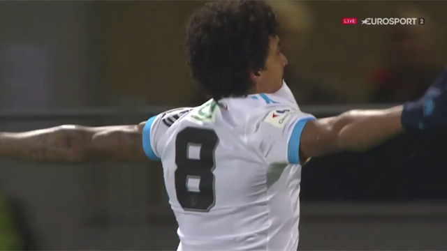 D’une frappe précise du gauche, Luiz Gustavo a ouvert le score