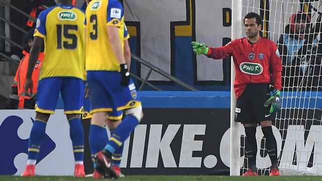 Dani Alves gardien ? Thomas Meunier et Jamel Debbouze en ont bien rigolé