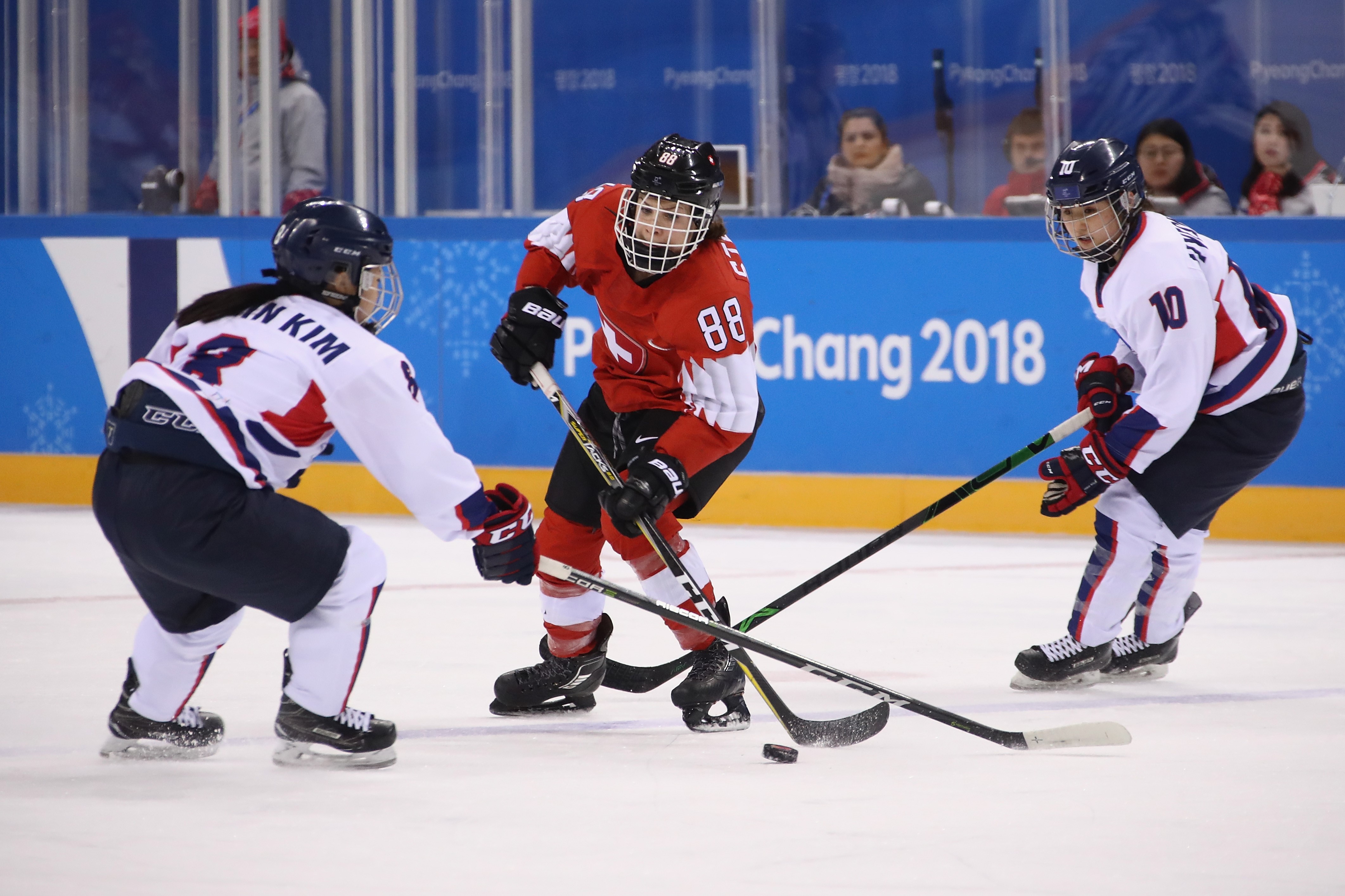 Les joueuses de hockey sur glace de la Corée unifiée face à la Suisse aux Jeux Olympiques de PyeongChang