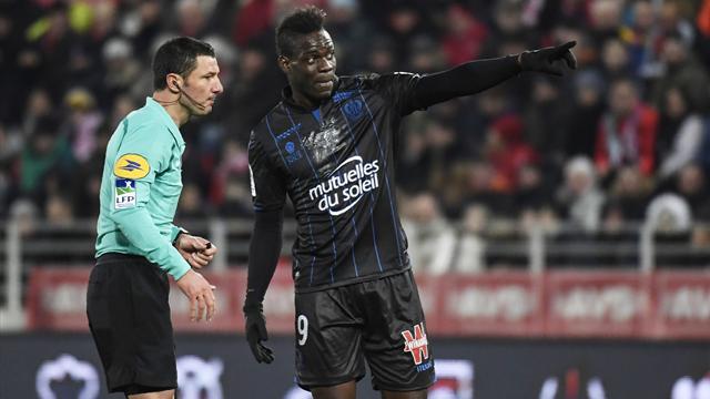 Insultes racistes contre Balotelli : l'arbitre n'a rien entendu