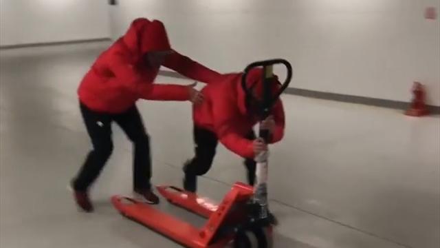 Швейцарцы оседлали гидравлическую тележку и представили, что они бобслеисты