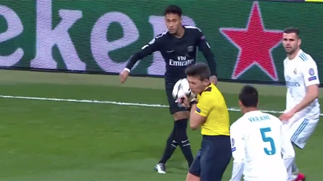 Neymar allume (involontairement) l’arbitre en pleine tête et certains y ont vu une vengeance