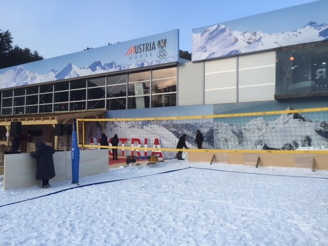 Schneevolleyball am Austria-Haus