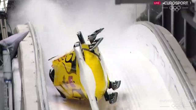 Il bob dei tedeschi si ribalta a 140 km/h, fortunatamente senza conseguenze Il bob dei tedeschi si ribalta a 140 km/h, fortunatamente senza conseguenze
