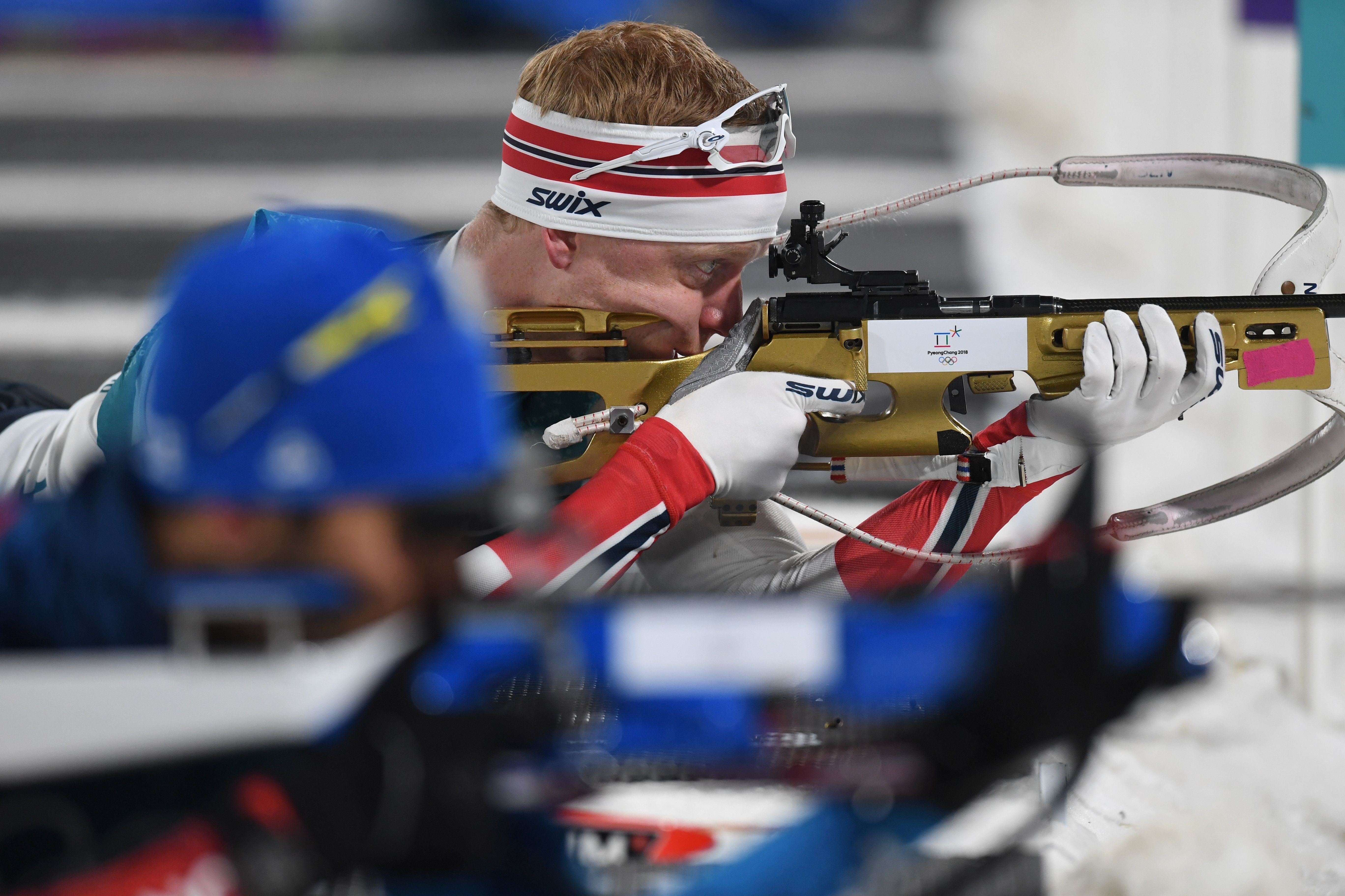 Johannes Boe au tir derrière Martin Fourcade sur la mass start des Jeux