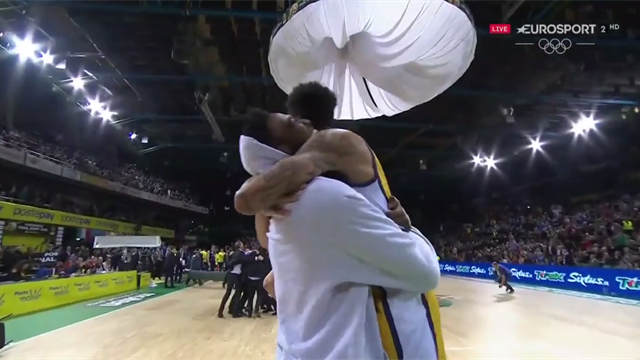 Vujacic segna, Moss sbaglia: il finale pazzesco che regala alla Fiat Torino la Coppa Italia Vujacic segna, Moss sbaglia: il finale pazzesco che regala alla Fiat Torino la Coppa Italia