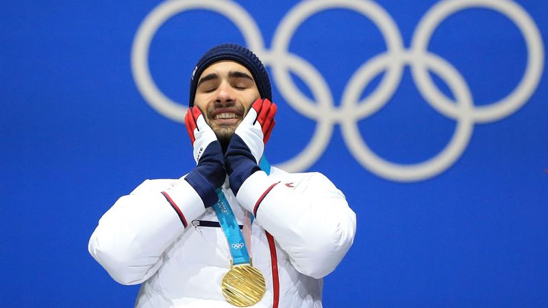 Martin Fourcade reçoit sa médaille d'or de la mass start à Peyongchang