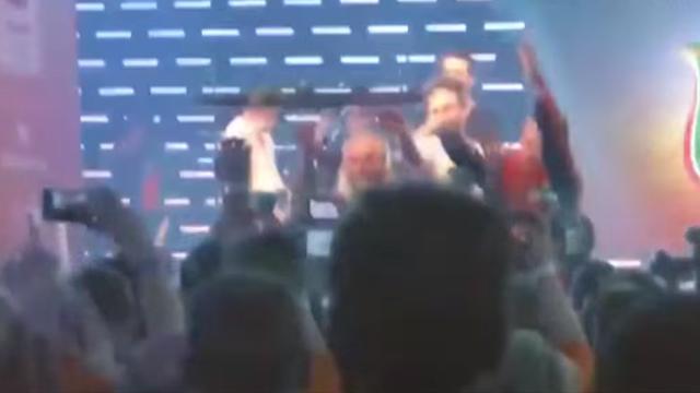 Голландские конькобежцы пришибли двух корейских фанатов макетом медали. Один госпитализирован