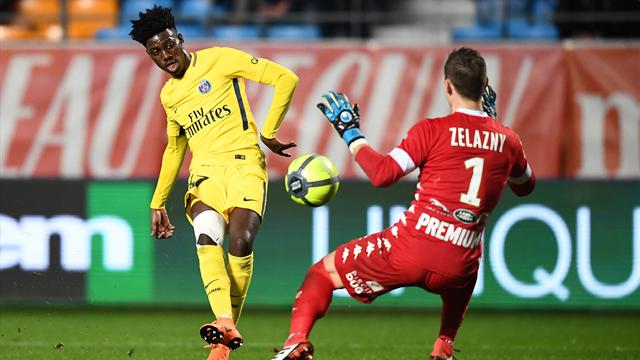 8312 jours après le dernier match de son père, Timothy Weah a débuté avec le PSG