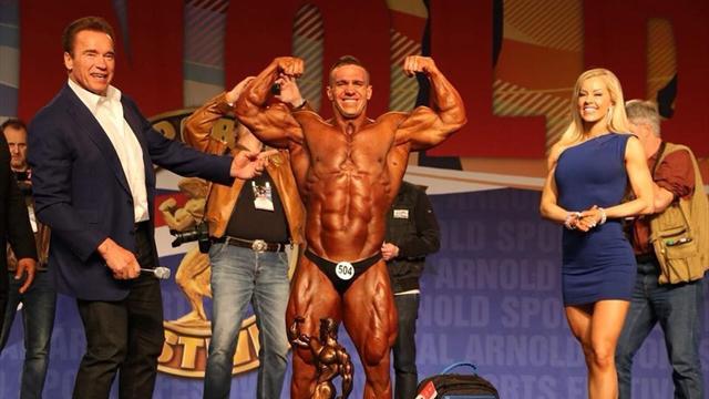 Бодибилдер из Узбекистана выиграл Arnold Classic и получил приз из рук самого Шварценеггера