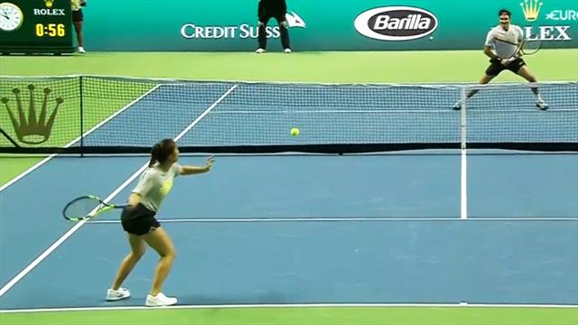 Weltklasse: Ballmädchen schlägt Winner gegen Federer Weltklasse: Ballmädchen schlägt Winner gegen Federer