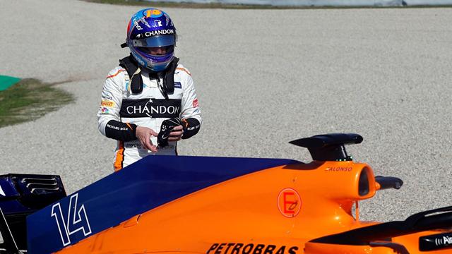 El McLaren deja tirado a Alonso en el Circuito de Barcelona