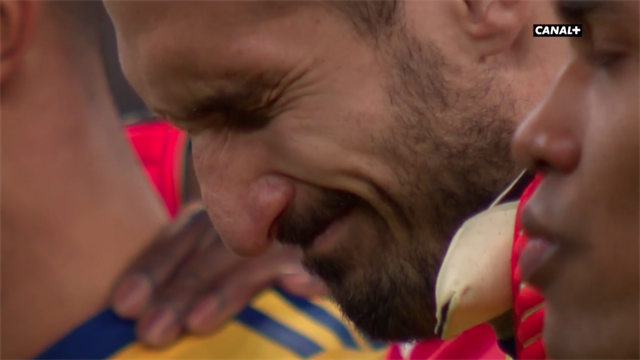 Chiellini et Buffon très émus pendant la minute de silence en hommage à Astori