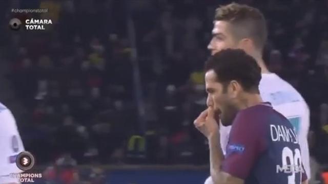 Алвес высморкался в руку и вытер ее об Роналду, который ничего не заметил