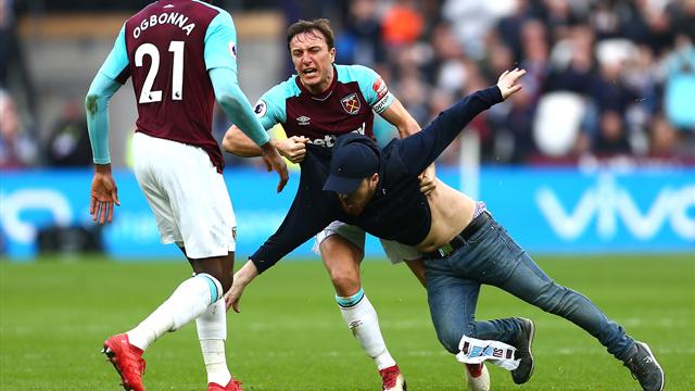 Du grabuge à West Ham : des supporters mécontents ont envahi la pelouse