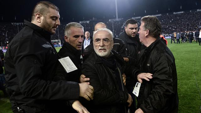 Silahla sahaya giren PAOK Başkanı özür diledi