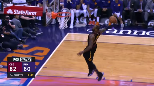 La giocata della notte: LeBron James prende il volo, devastante schiacciata windmill contro i Suns