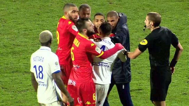 Surréaliste : deux joueurs d'Auxerre se battent en plein match