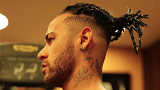 Neymar a (encore) une nouvelle coupe de cheveux